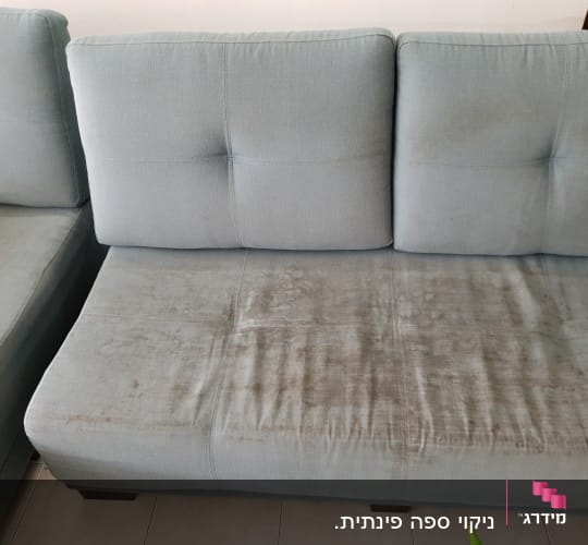 ספה עם כתמים כהים על המושב